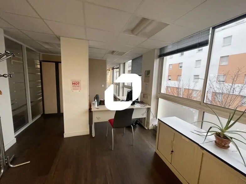 Office in Torcy for sale - Building Photo - Image 3 of 9