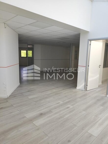 Office in Noisy Le Grand for lease - Interior Photo - Image 2 of 5