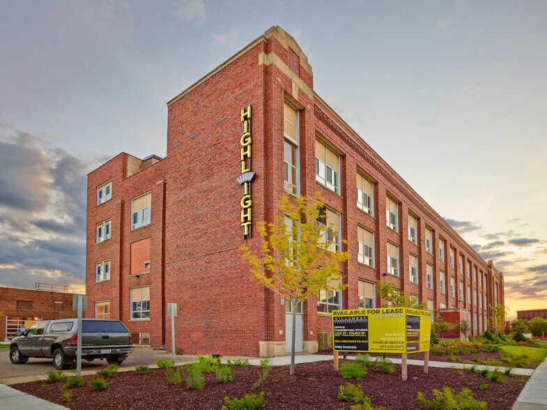 807 Broadway St NE, Minneapolis, MN à louer - Photo du bâtiment - Image 1 de 24