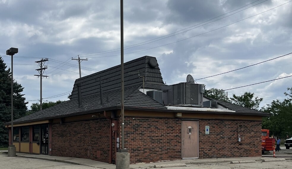 124 N Chicago Ave, South Milwaukee, WI for sale - Building Photo - Image 2 of 11