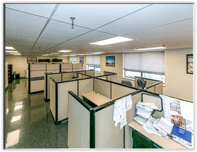 675 Main St, Westbury, NY à louer Photo intérieure- Image 2 de 5