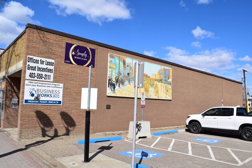 4730 50 St, Red Deer, AB à vendre - Photo du bâtiment - Image 2 de 30