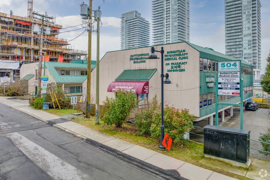 504 Cottonwood Ave, Coquitlam, BC à louer - Photo du bâtiment - Image 3 de 7