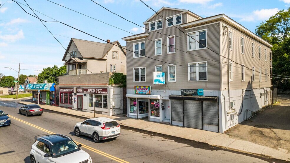 8 Units | Cash Flow, Close to Downtown portefeuille de 2 propriétés à vendre sur LoopNet.ca - Photo du bâtiment - Image 3 de 10