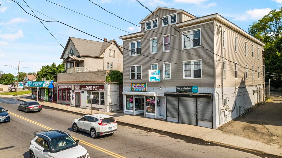 8 Units | Cash Flow, Close to Downtown portefeuille de 2 propriétés à vendre sur LoopNet.ca - Photo du bâtiment - Image 3 de 10