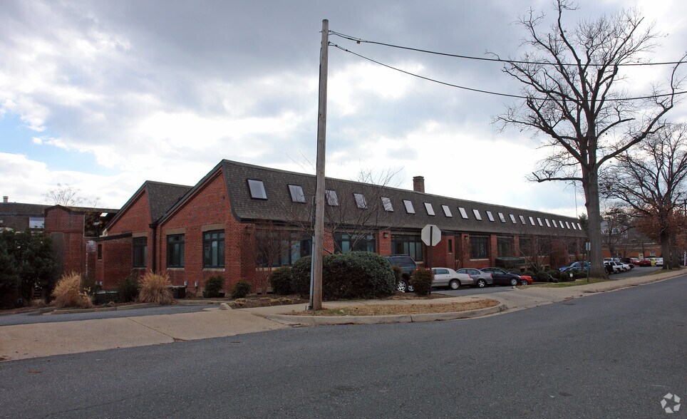 725 Jackson St, Fredericksburg, VA à louer - Photo du bâtiment - Image 3 de 31