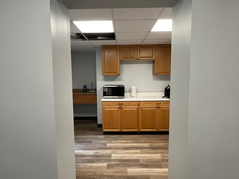 3570 Executive Dr, Uniontown, OH for lease - Building Photo - Image 3 of 10
