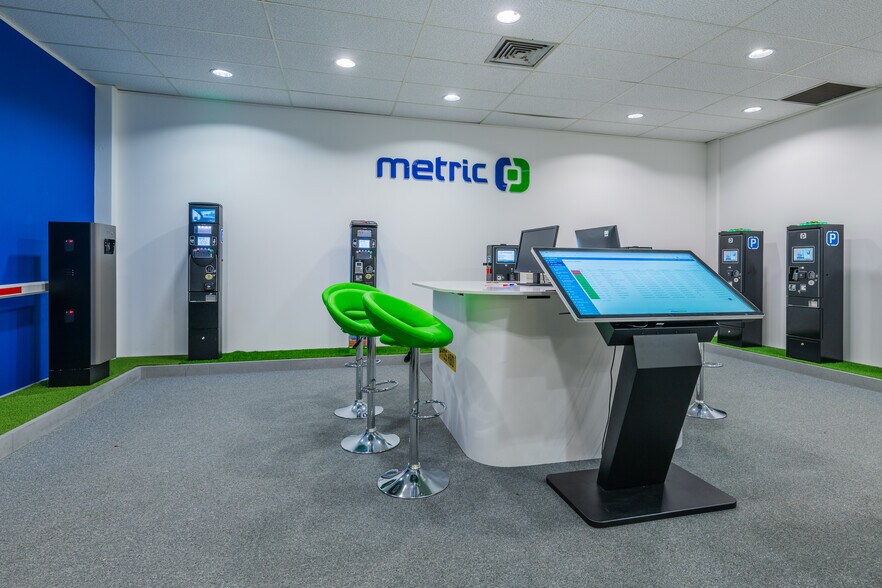 Westmead Dr, Swindon à vendre - Photo du bâtiment - Image 2 de 10