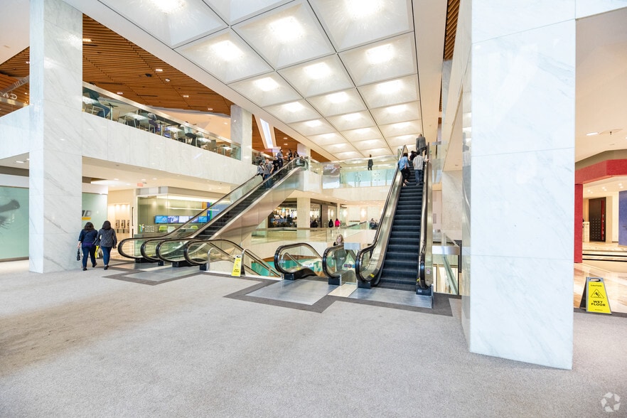 100 King St W, Toronto, ON for lease - Lobby - Image 3 of 4