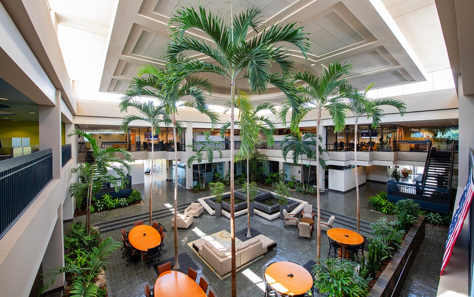 560 Carillon Pky, Saint Petersburg, FL à louer - Photo du bâtiment - Image 3 de 18