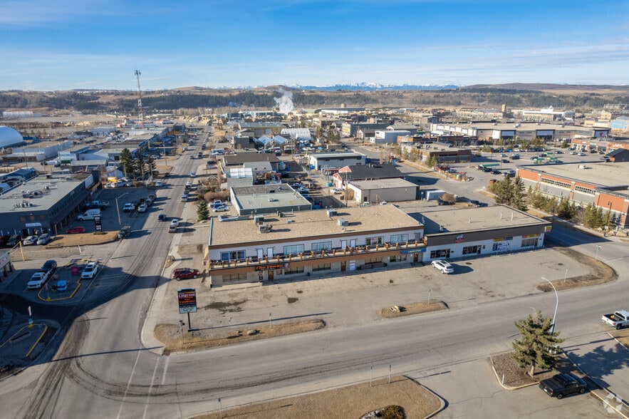 113 Railway St W, Cochrane, AB à vendre - Aérien - Image 2 de 7