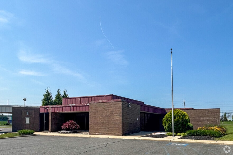 304 Princeton Hightstown Rd, East Windsor, NJ à louer - Photo principale - Image 1 de 9