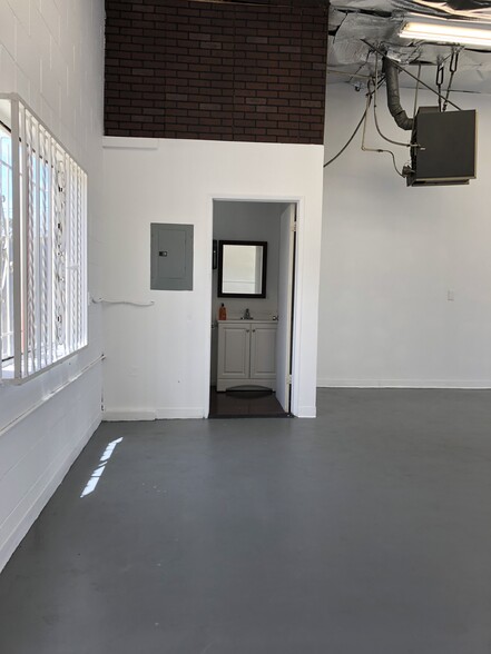 2621 Pico Blvd, Santa Monica, CA for lease - Interior Photo - Image 2 of 28