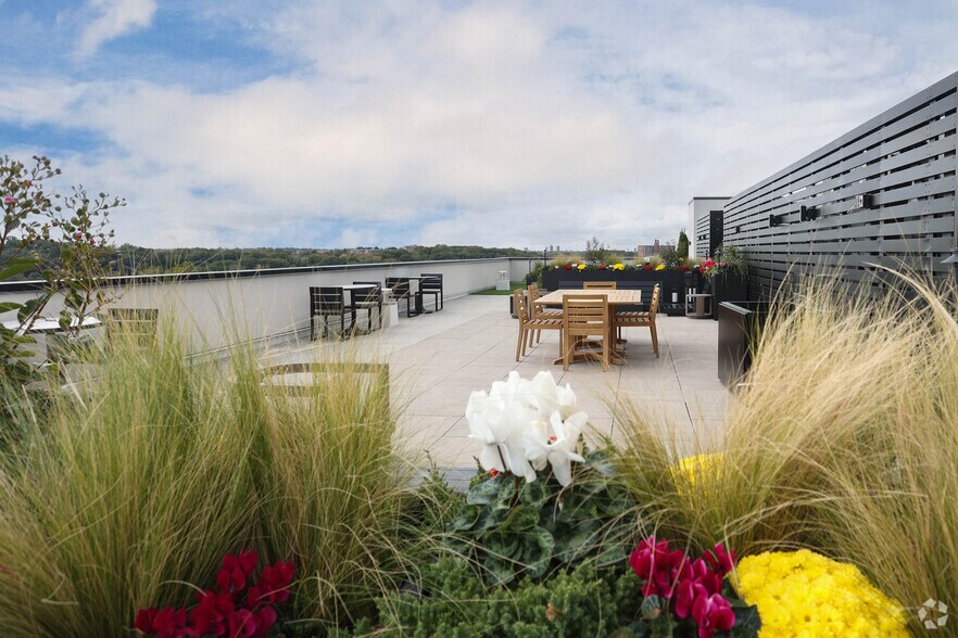 241-15 Northern Blvd, Flushing, NY à louer - Photo du bâtiment - Image 3 de 4