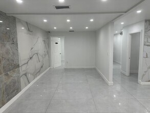 8111-8113 NW 54th St, Miami, FL à louer Photo intérieure- Image 2 de 8