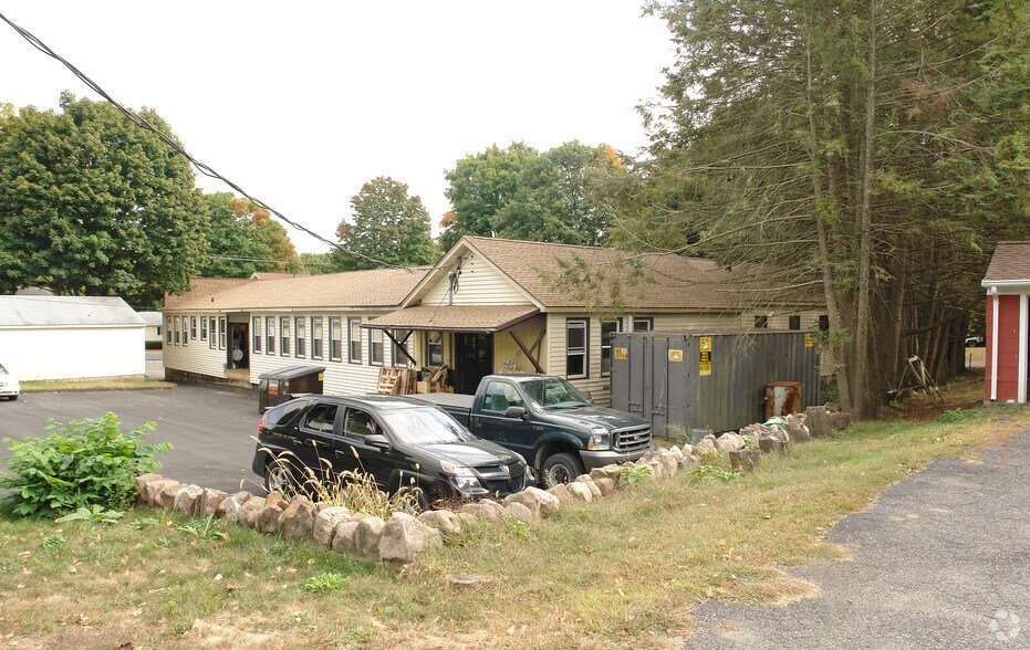 137 Stafford Ave, Bristol, CT à vendre - Photo du bâtiment - Image 2 de 2