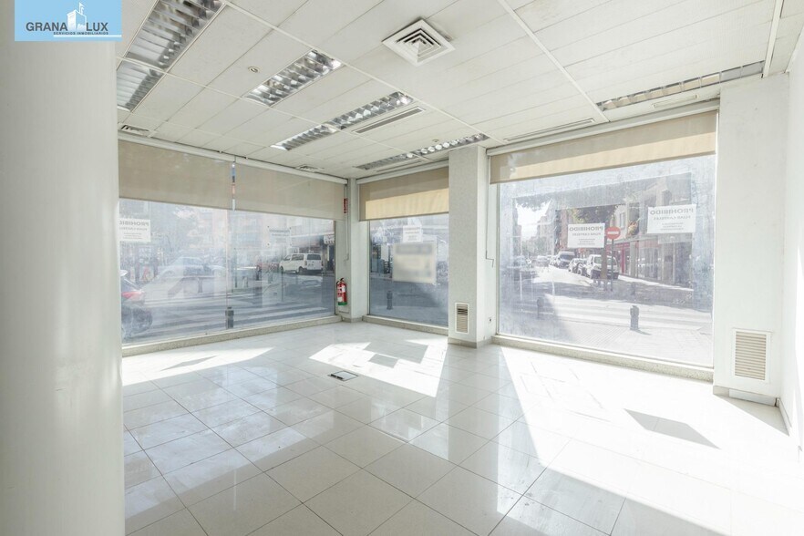 Retail in Granada for sale - Interior Photo - Image 2 of 25