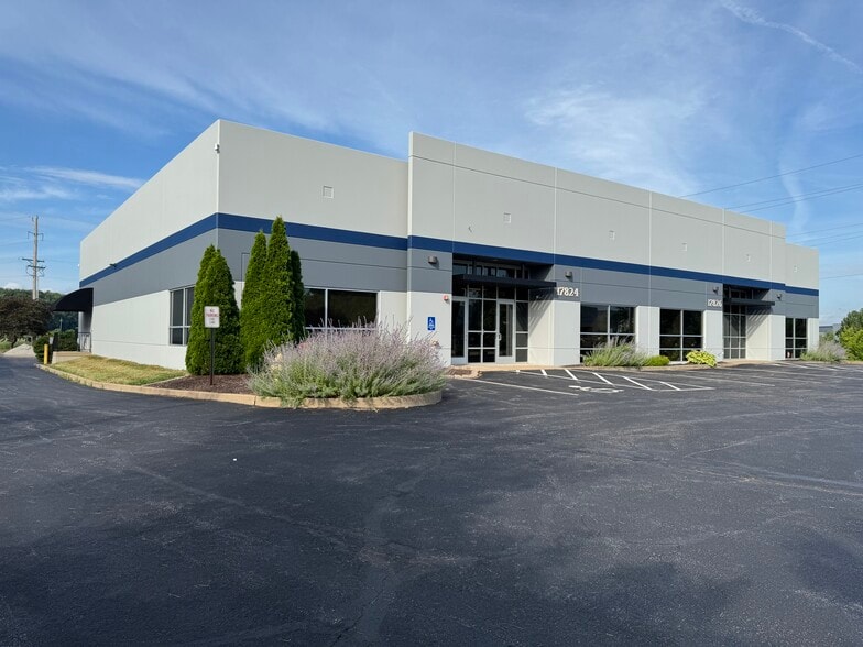 17824-17826 Edison Ave, Chesterfield, MO for lease - Building Photo - Image 2 of 11