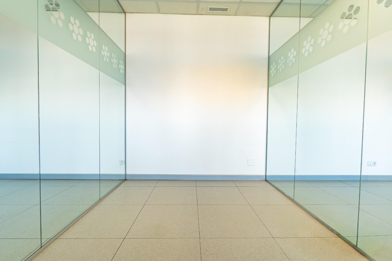 Madrid, MAD 28054 - Unit 06 - - Interior Photo - Image 2 of 7
