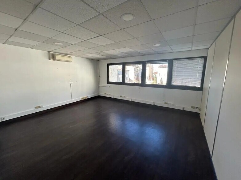 Office in Marseille for lease - Interior Photo - Image 3 of 5