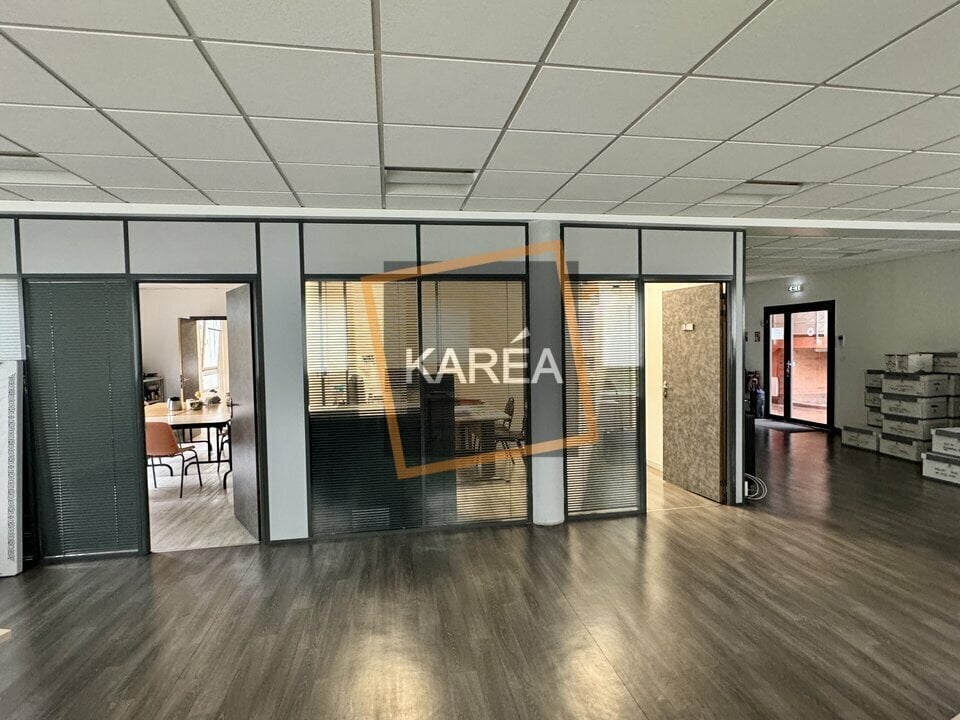 Office in Magny-le-Hongre for lease Interior Photo- Image 1 of 6