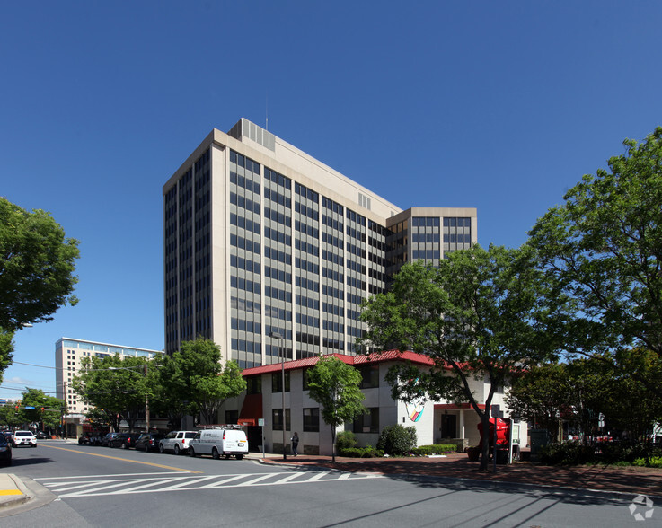 7910 Woodmont Ave, Bethesda, MD à louer - Photo du bâtiment - Image 1 de 1