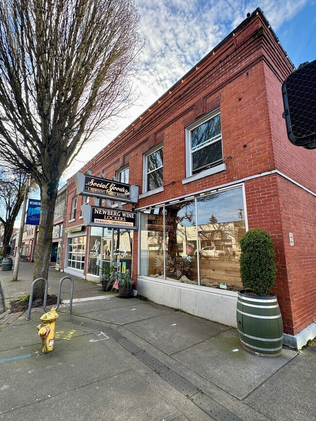 More details for 500 E 1st St, Newberg, OR - Retail for Sale