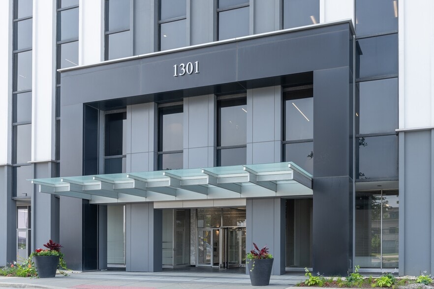 1301 W 22nd St, Oak Brook, IL à louer - Photo du bâtiment - Image 3 de 23