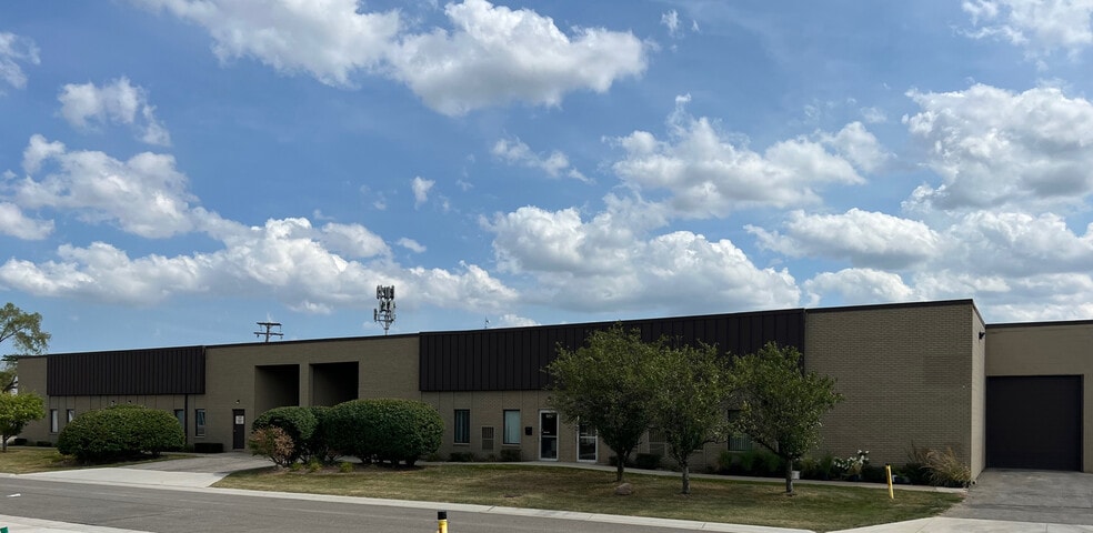 1328-1346 Wheaton Dr, Troy, MI for lease - Building Photo - Image 2 of 3