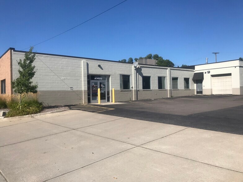 25806 Novi Rd, Novi, MI à louer - Photo du bâtiment - Image 2 de 6
