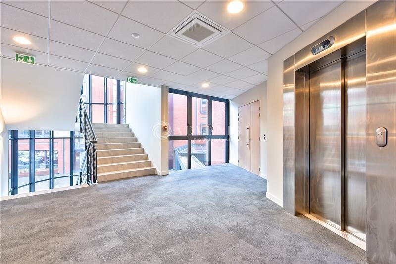 1 Rue James Joule, Guyancourt à louer - Hall d’entrée - Image 2 de 4