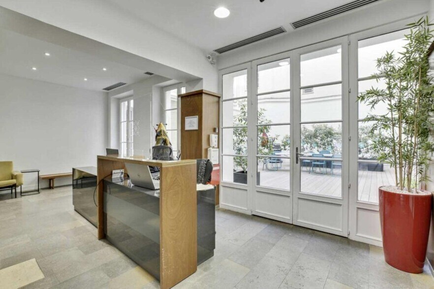 20 Rue Saint-Georges, Paris à louer - Photo du bâtiment - Image 2 de 14