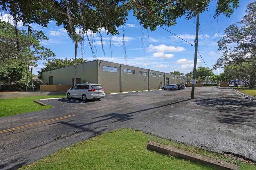 14000 NW 58th Ct, Miami Lakes, FL à louer - Photo du bâtiment - Image 2 de 4