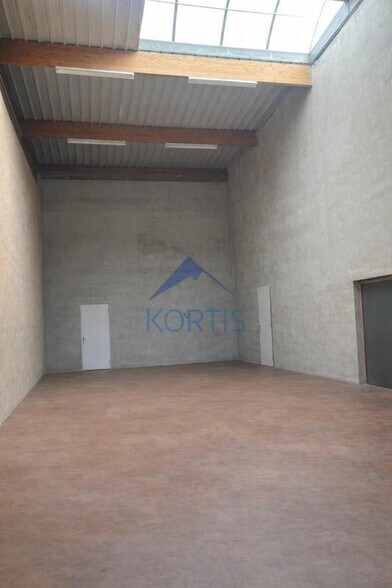 Flex in La Verpillière for lease - Interior Photo - Image 1 of 4