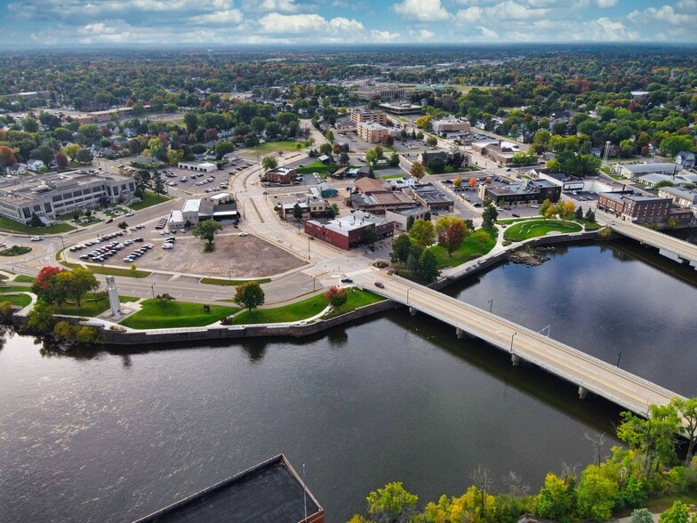 180 1st St N, Wisconsin Rapids, WI for sale - Building Photo - Image 1 of 33