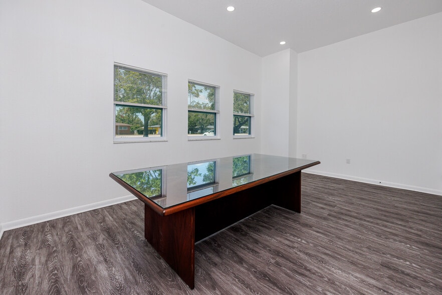 2123 NE Coachman Rd, Clearwater, FL for lease - Interior Photo - Image 3 of 13