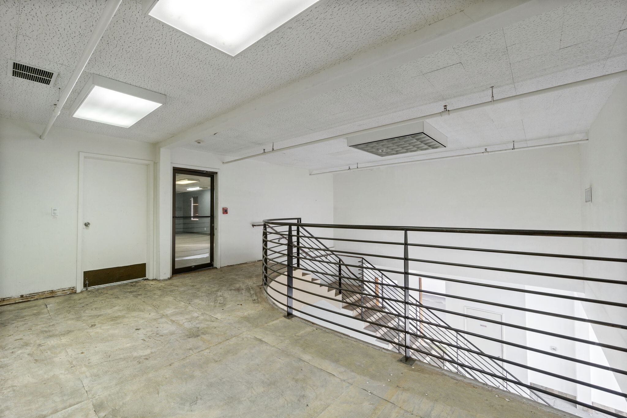 5262 N Blackstone Ave, Fresno, CA for sale Interior Photo- Image 1 of 5