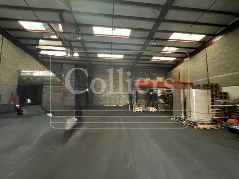 Flex in Aubagne for lease - Interior Photo - Image 2 of 6