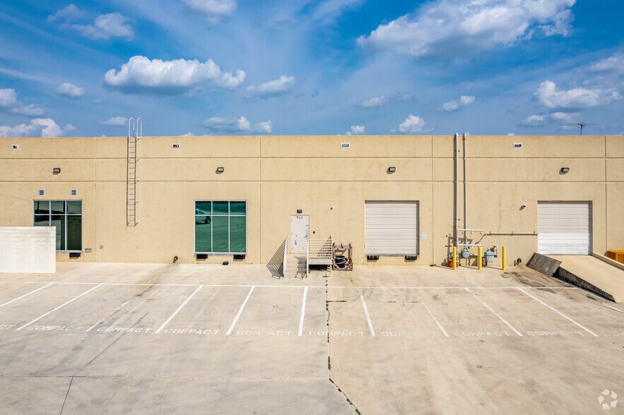 1077 Central Pky S, San Antonio, TX à louer - Photo du bâtiment - Image 3 de 8