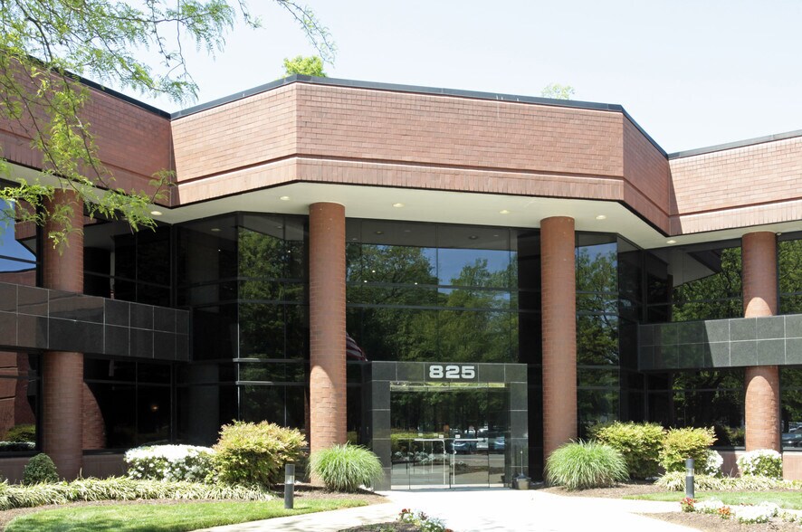825 Diligence Dr, Newport News, VA à louer - Photo du bâtiment - Image 2 de 9
