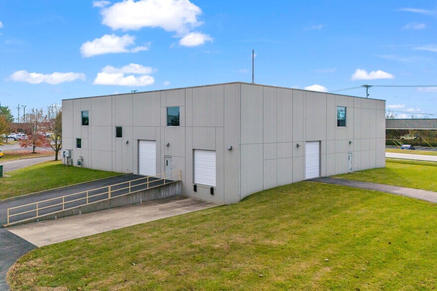 11301 Decimal Dr, Louisville, KY à louer - Photo du bâtiment - Image 2 de 9