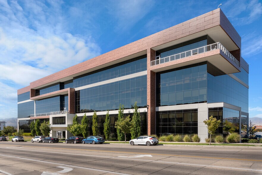 111 E Sego Lily Dr, Sandy, UT à louer - Photo du bâtiment - Image 2 de 12