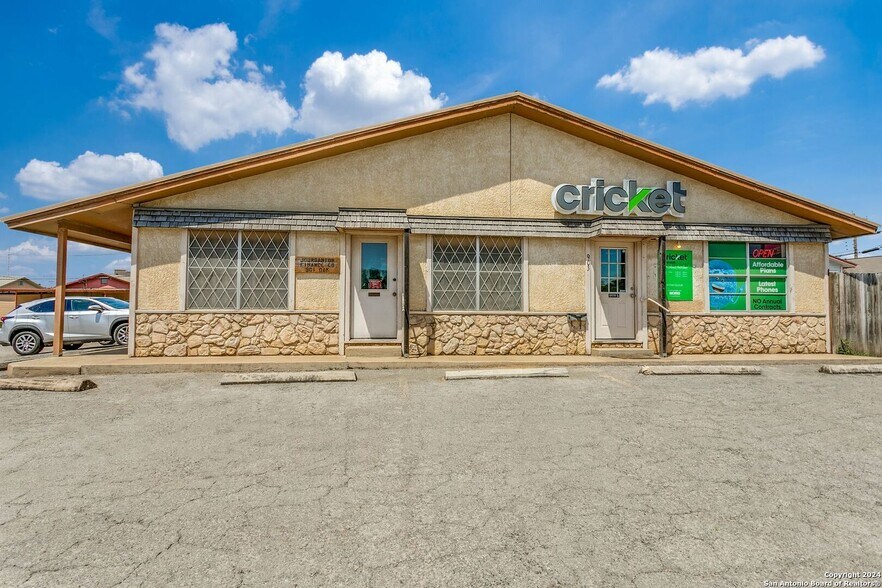 901 Oak St, Jourdanton, TX for sale - Building Photo - Image 1 of 19