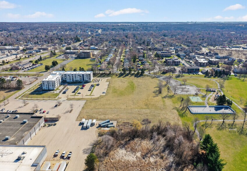 939 W Main St, West Dundee, IL à vendre - Photo du bâtiment - Image 2 de 12