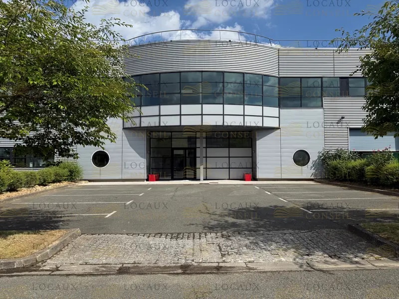 Flex in Élancourt for lease Primary Photo- Image 1 of 4