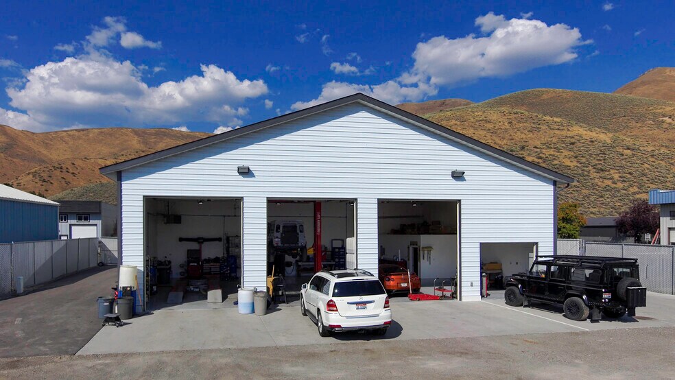 Woodside Light Industrial portfolio of 2 properties for sale on LoopNet.ca - Building Photo - Image 3 of 10