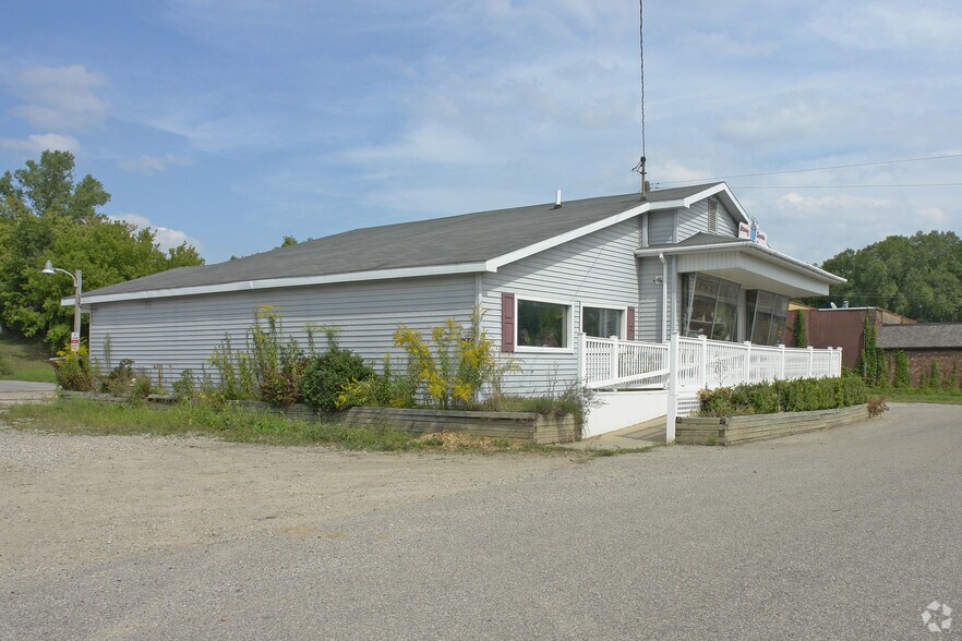 442 Lincoln Ave, Ionia, MI à vendre - Photo du bâtiment - Image 2 de 2