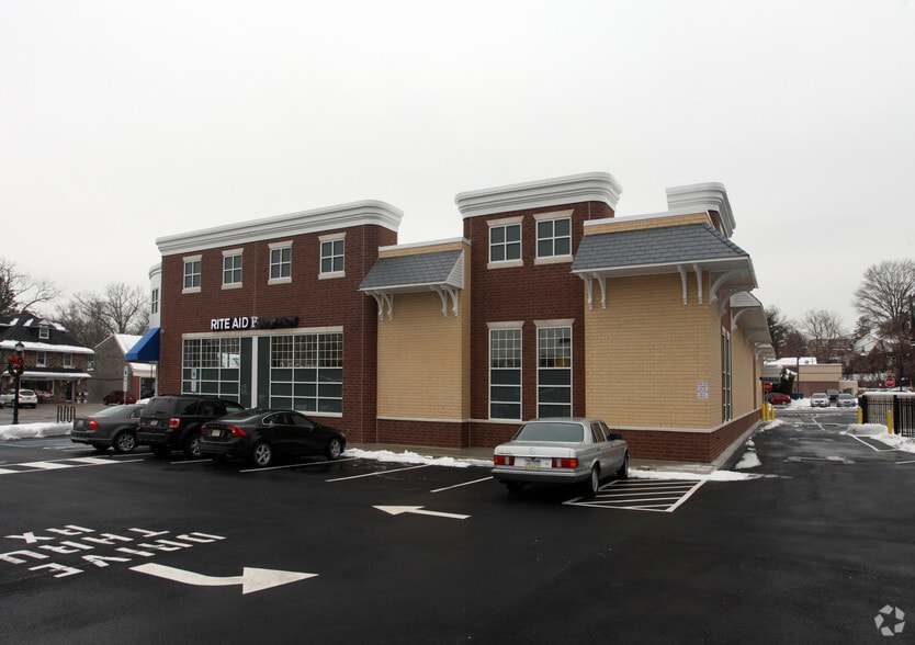 237 E Lancaster Ave, Wayne, PA à louer - Photo du bâtiment - Image 2 de 5