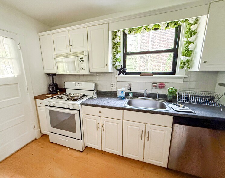 7505-7507 Rosemary Rd, Pittsburgh, PA for sale - Interior Photo - Image 3 of 5