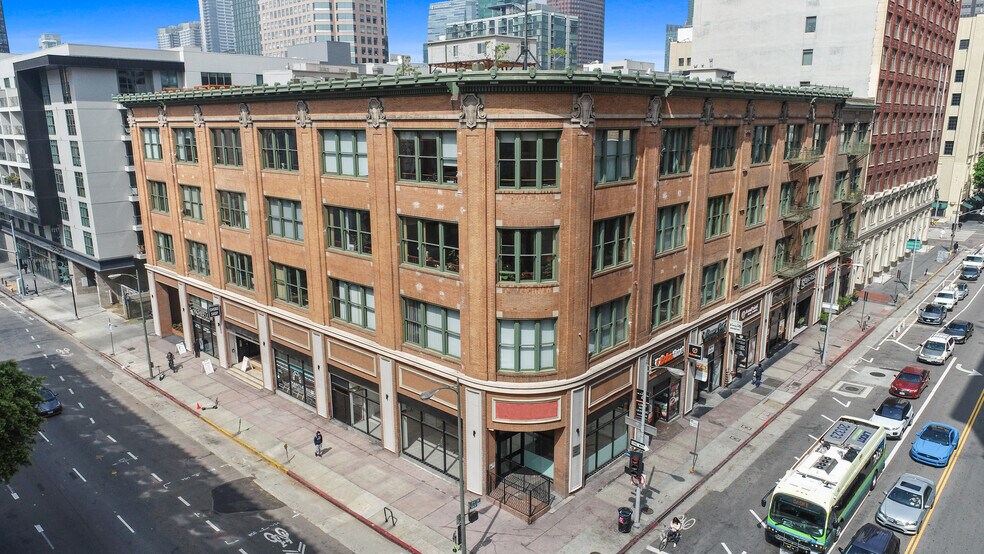500 W 7th St, Los Angeles, CA à louer - Photo du bâtiment - Image 1 de 33